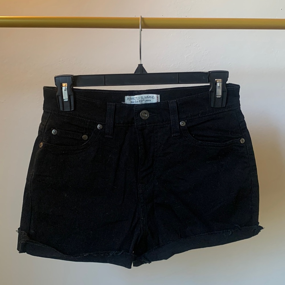 512 black Levi’s jean shorts